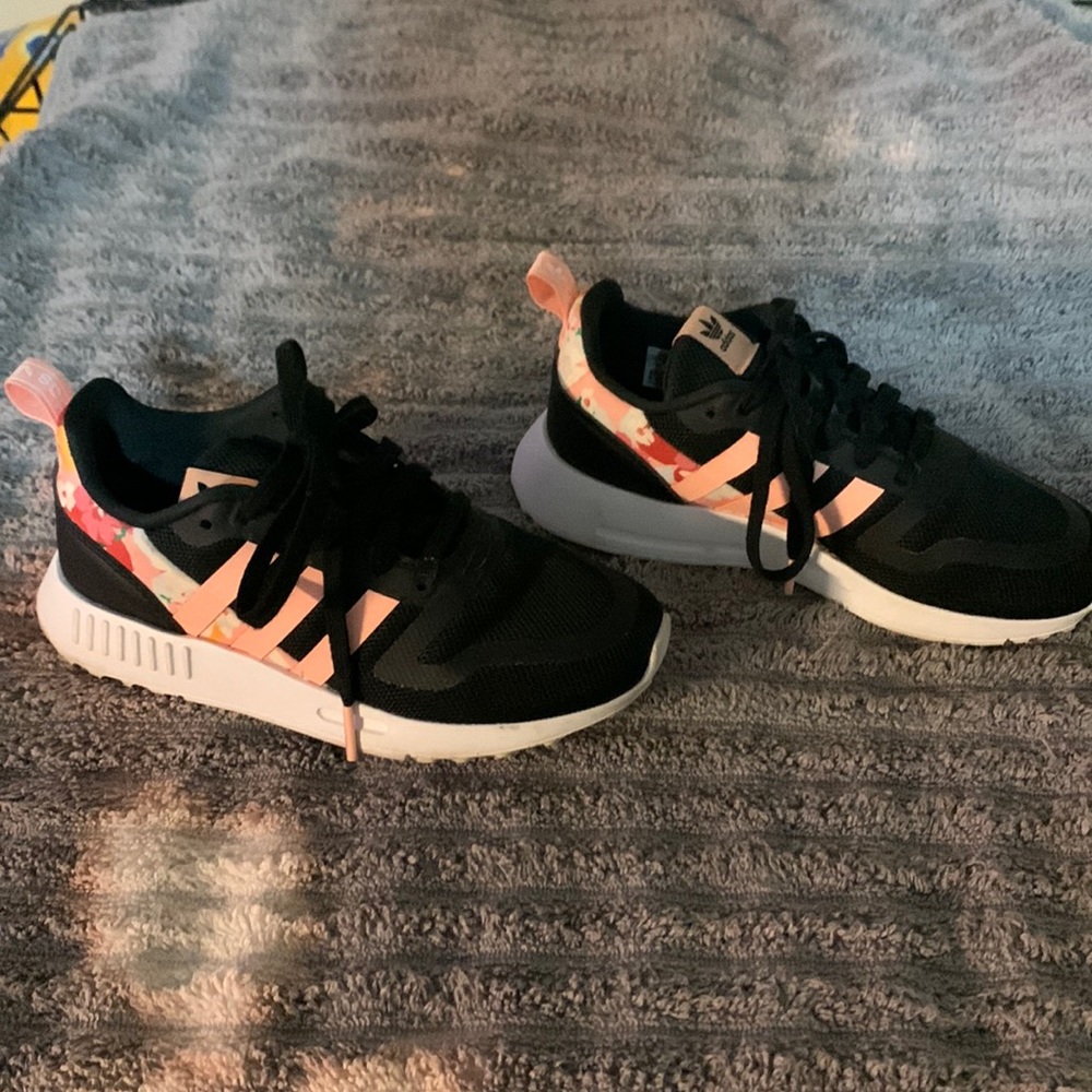 BNWT Girls black and pink floral Adidas sneakers, size 1